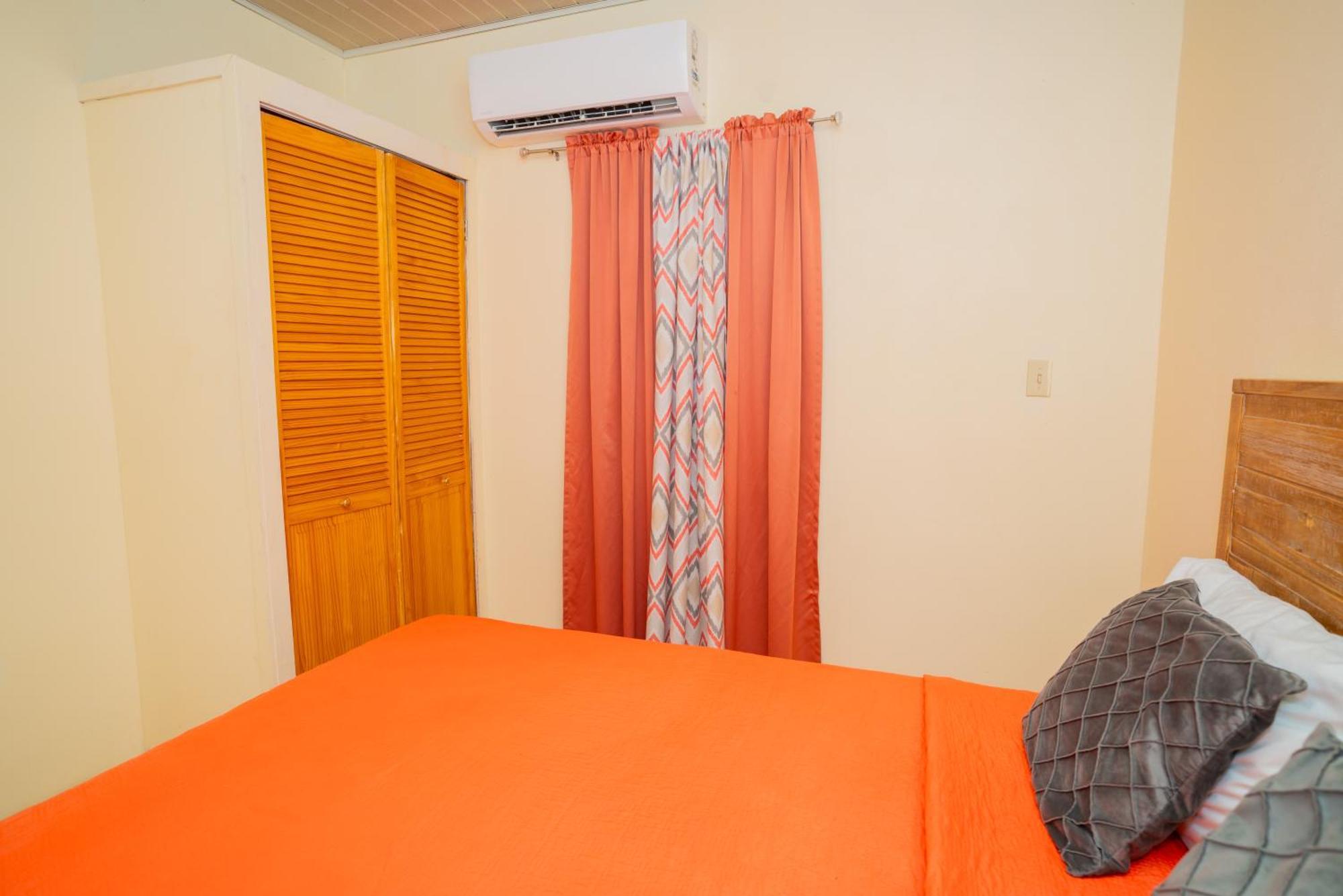 Connie'S Comfort Suites セントジョンズ エクステリア 写真