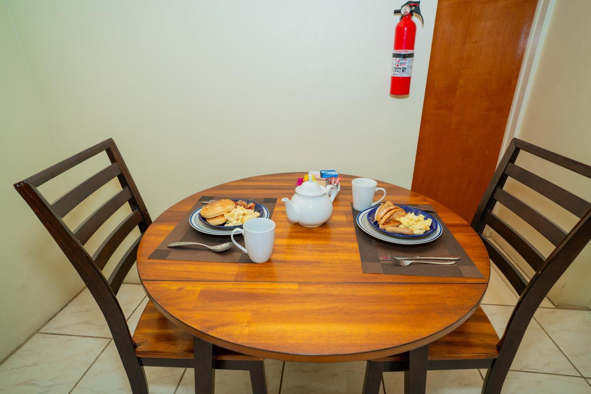 Connie'S Comfort Suites セントジョンズ エクステリア 写真